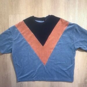 Colorblock Short Sweatshirt with V Chevron